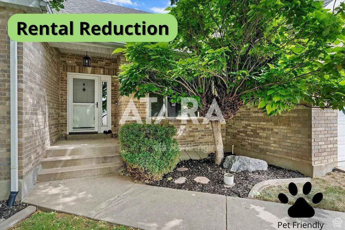 Beautiful 3 Bedroom, 2 Bath with Formal Living and  2-Car Garage – Farmington Foothills property image