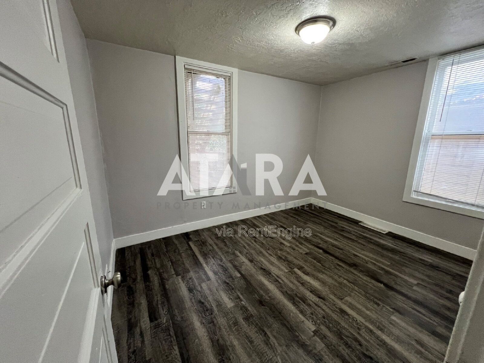 Spacious 3 Bed / 2 Bath Main-Floor Apartment in a 1907 Historic Building – Marmalade District property image