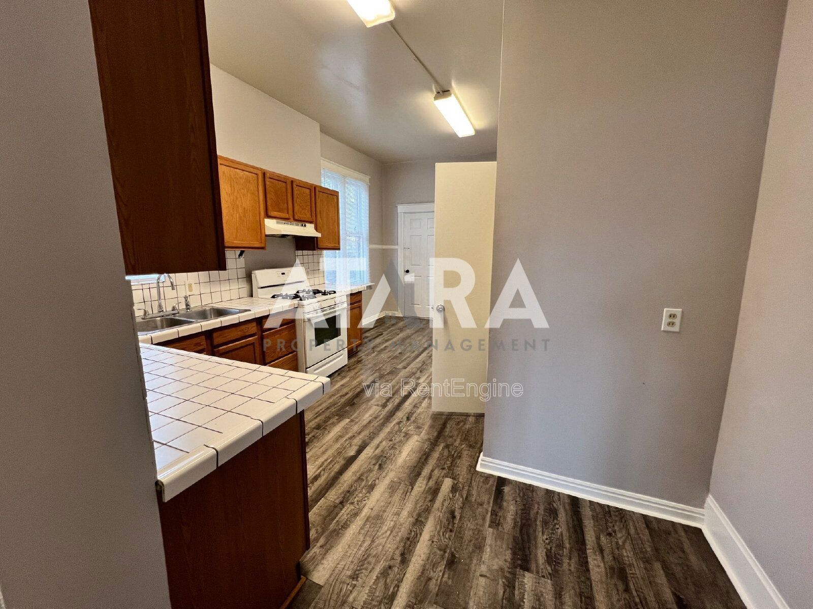 Spacious 3 Bed / 2 Bath Main-Floor Apartment in a 1907 Historic Building – Marmalade District property image