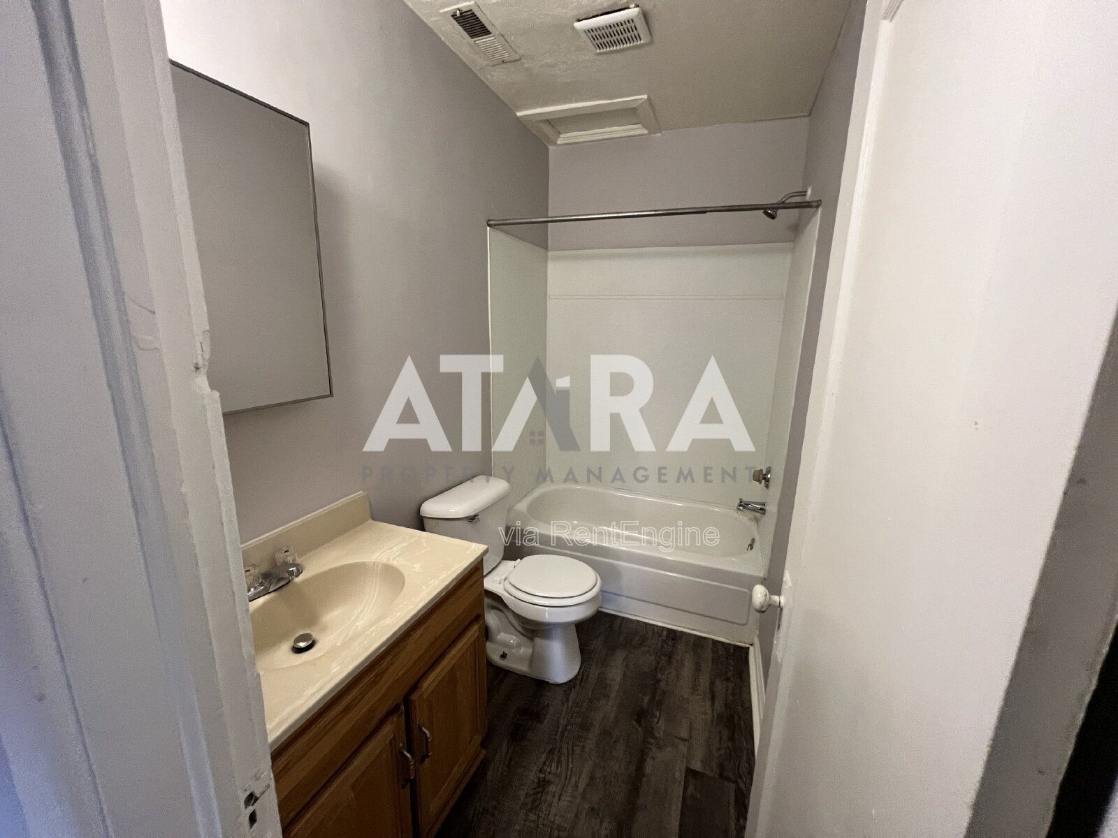 Spacious 3 Bed / 2 Bath Main-Floor Apartment in a 1907 Historic Building – Marmalade District property image