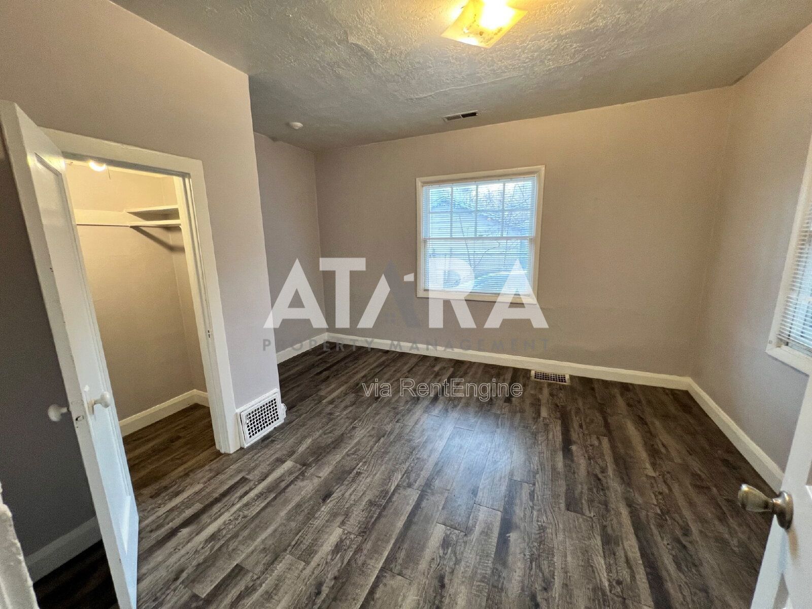 Spacious 3 Bed / 2 Bath Main-Floor Apartment in a 1907 Historic Building – Marmalade District property image