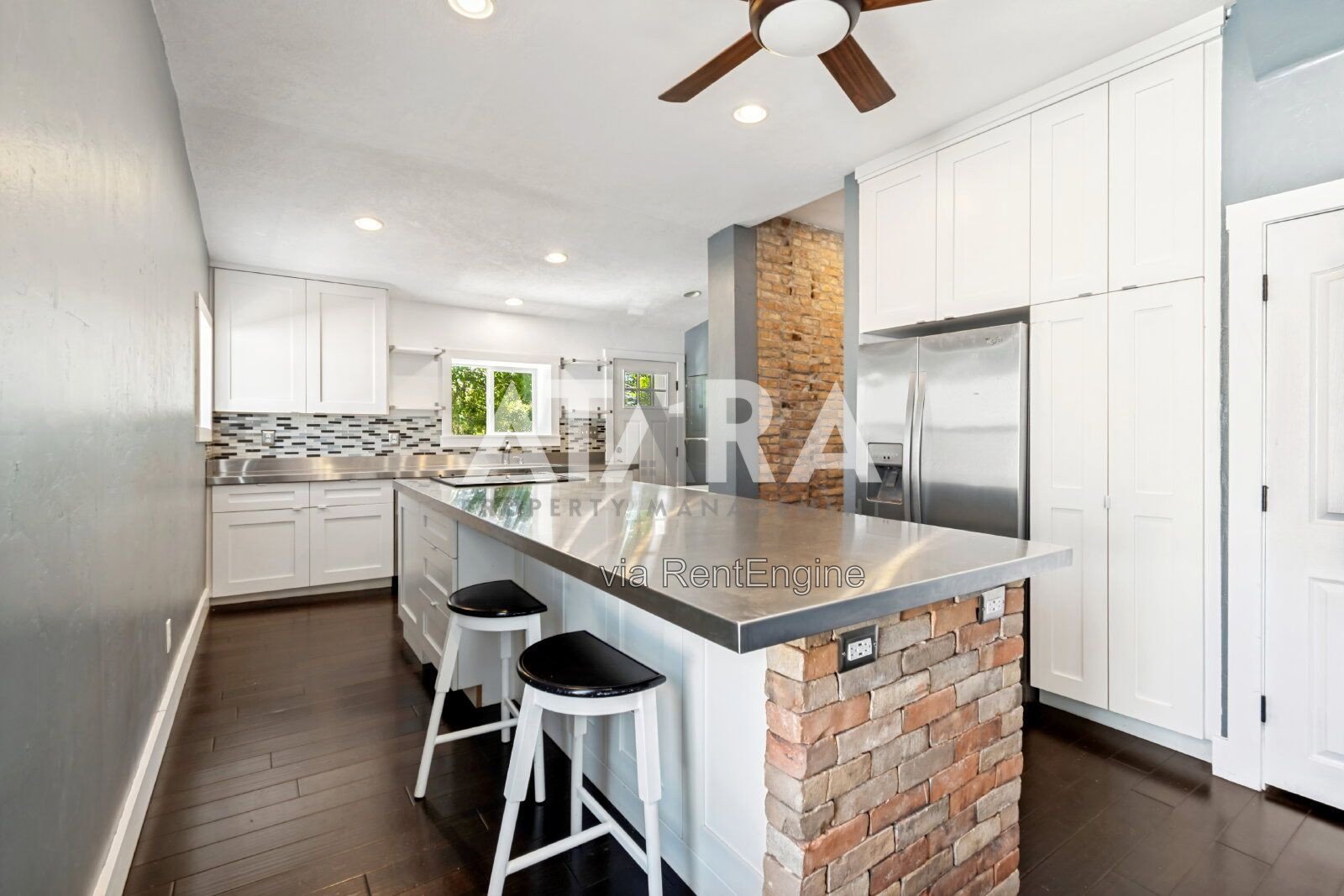 Remodeled Upper-Level Apartment – Great Location! property image