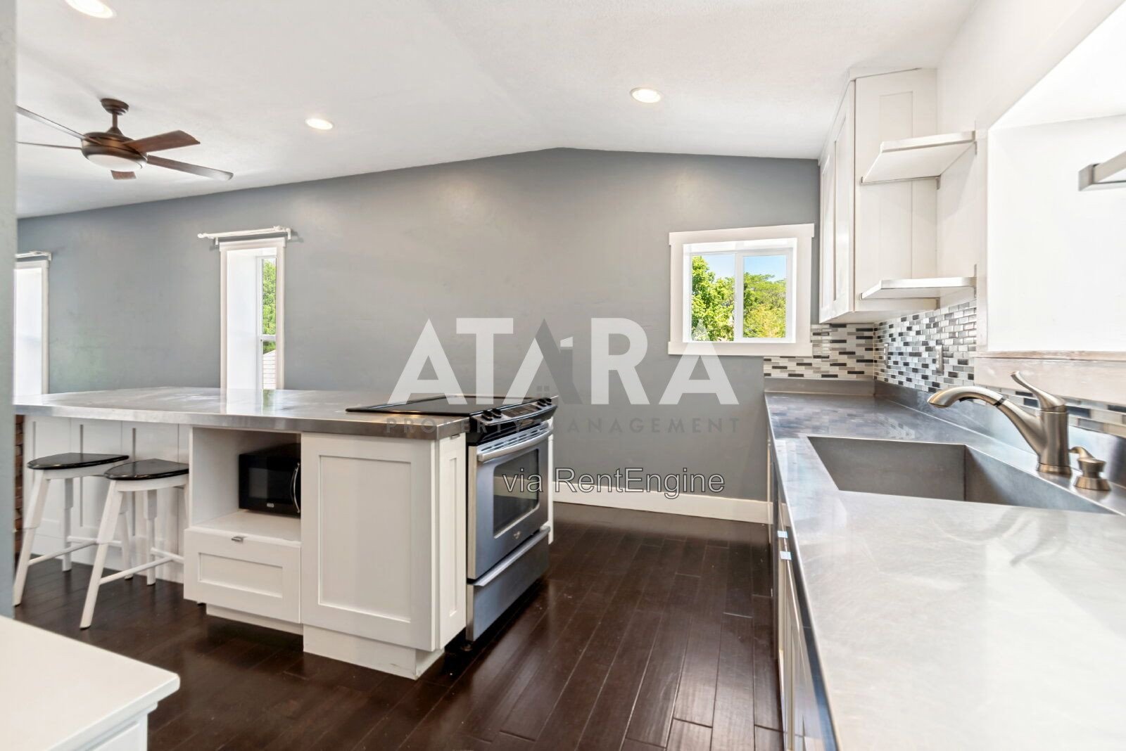 Remodeled Upper-Level Apartment – Great Location! property image
