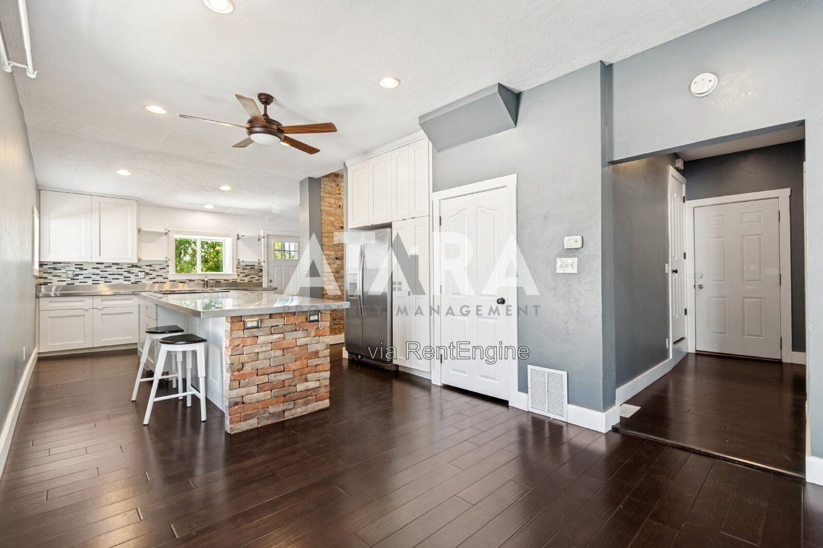 Remodeled Upper-Level Apartment – Great Location! property image