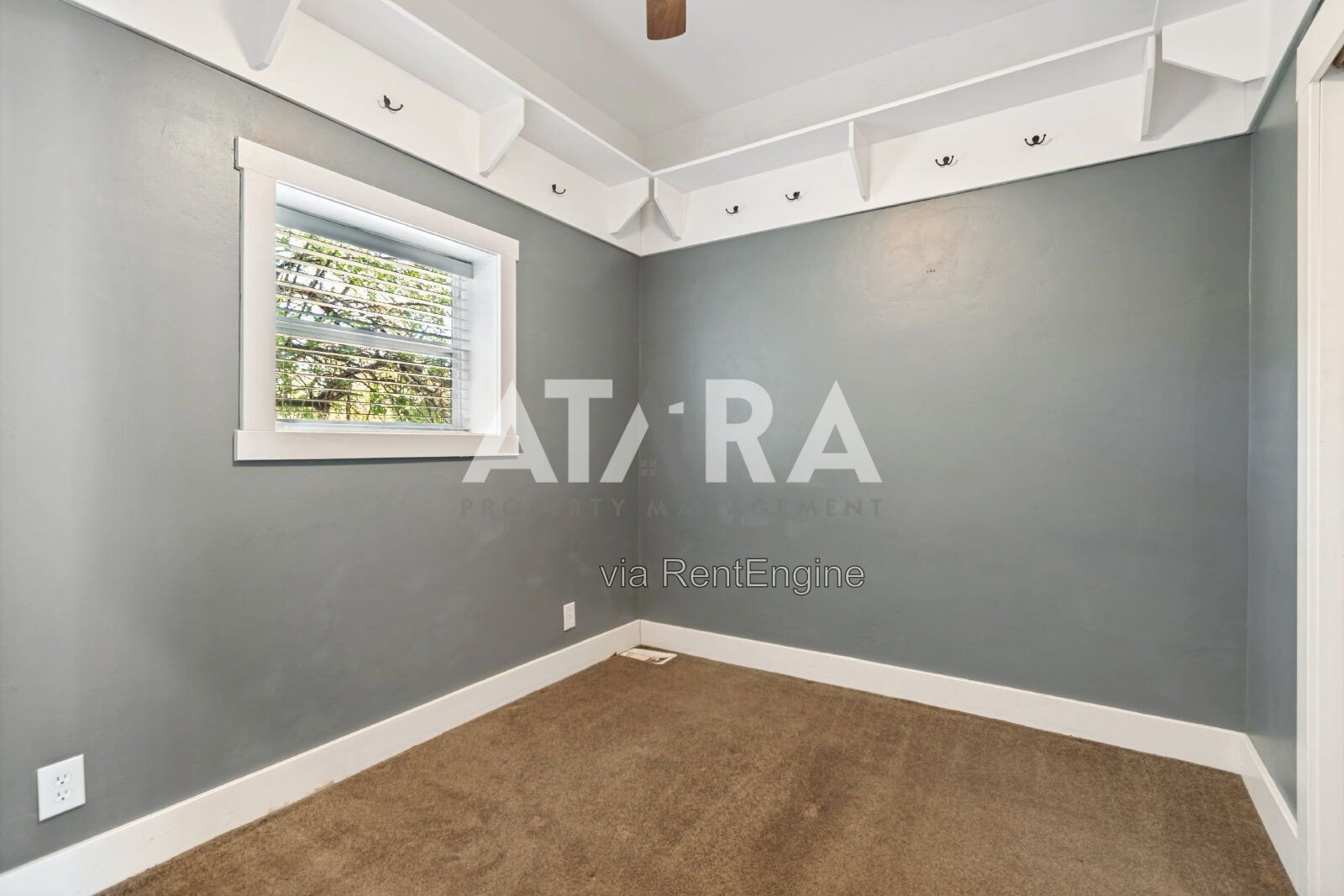 Remodeled Upper-Level Apartment – Great Location! property image