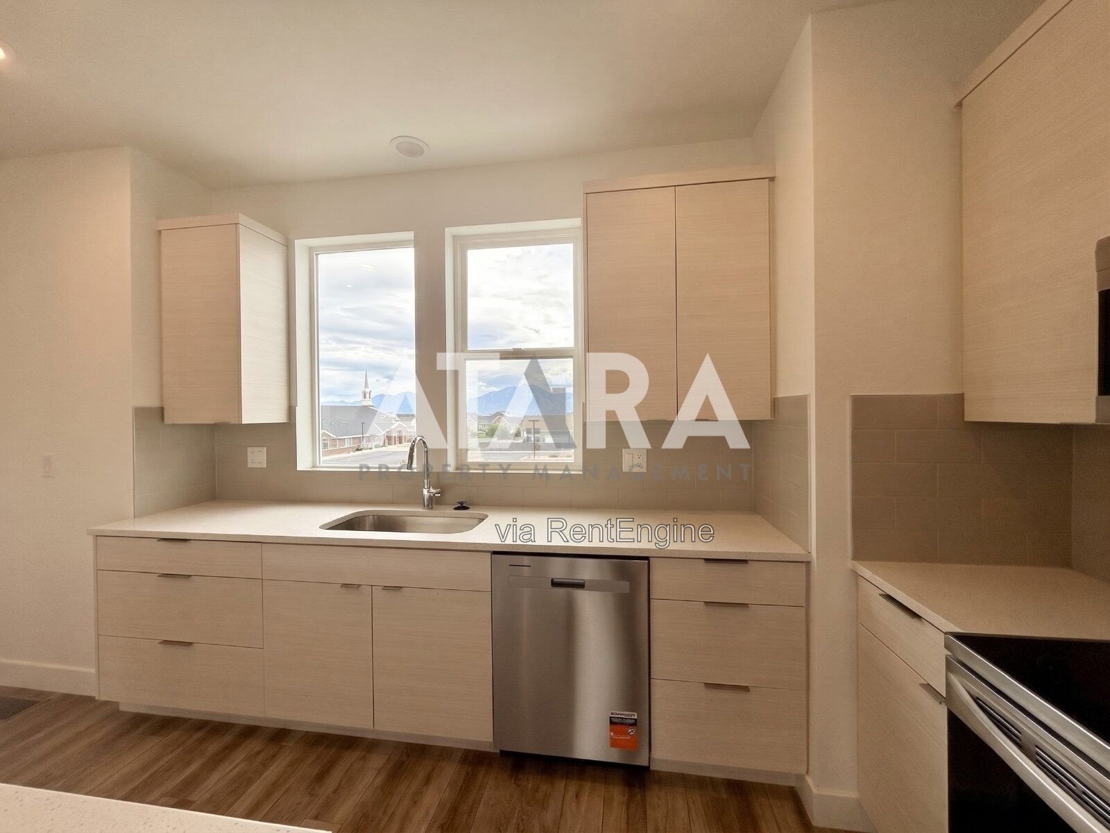 Stunning 3-Bed Townhouse in Desirable South Jordan (Daybreak Area) property image