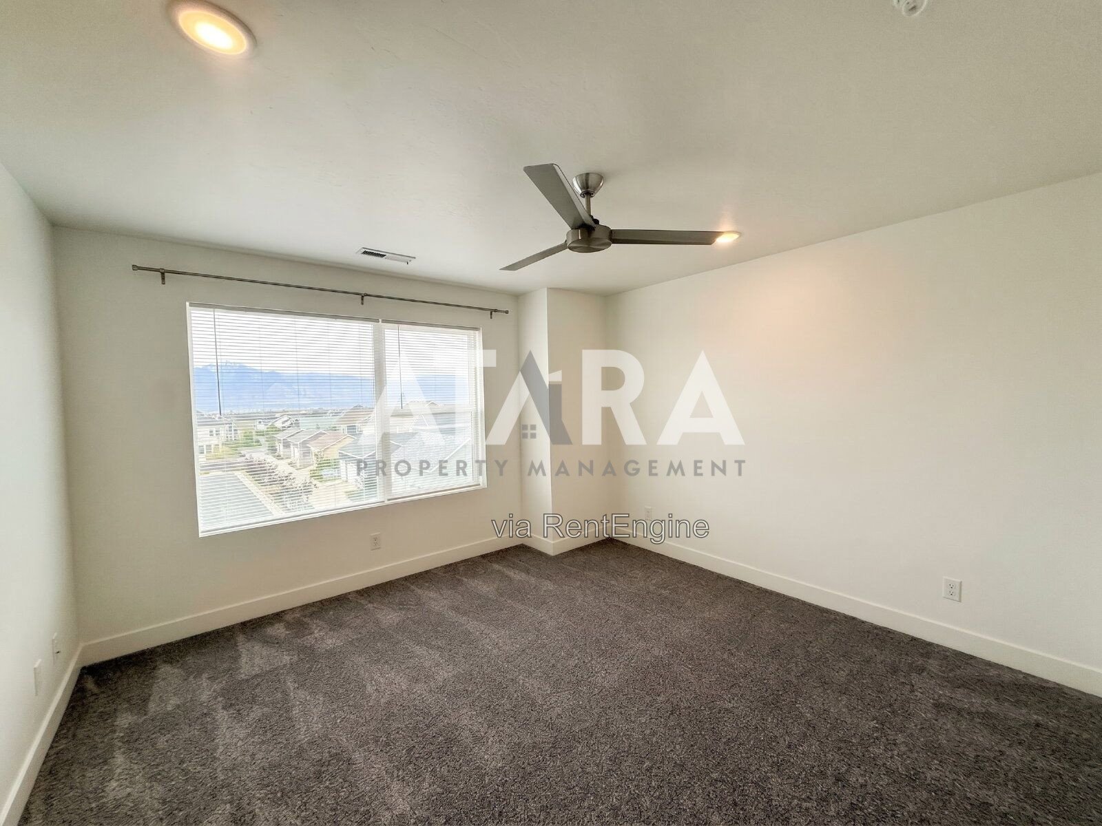 Stunning 3-Bed Townhouse in Desirable South Jordan (Daybreak Area) property image