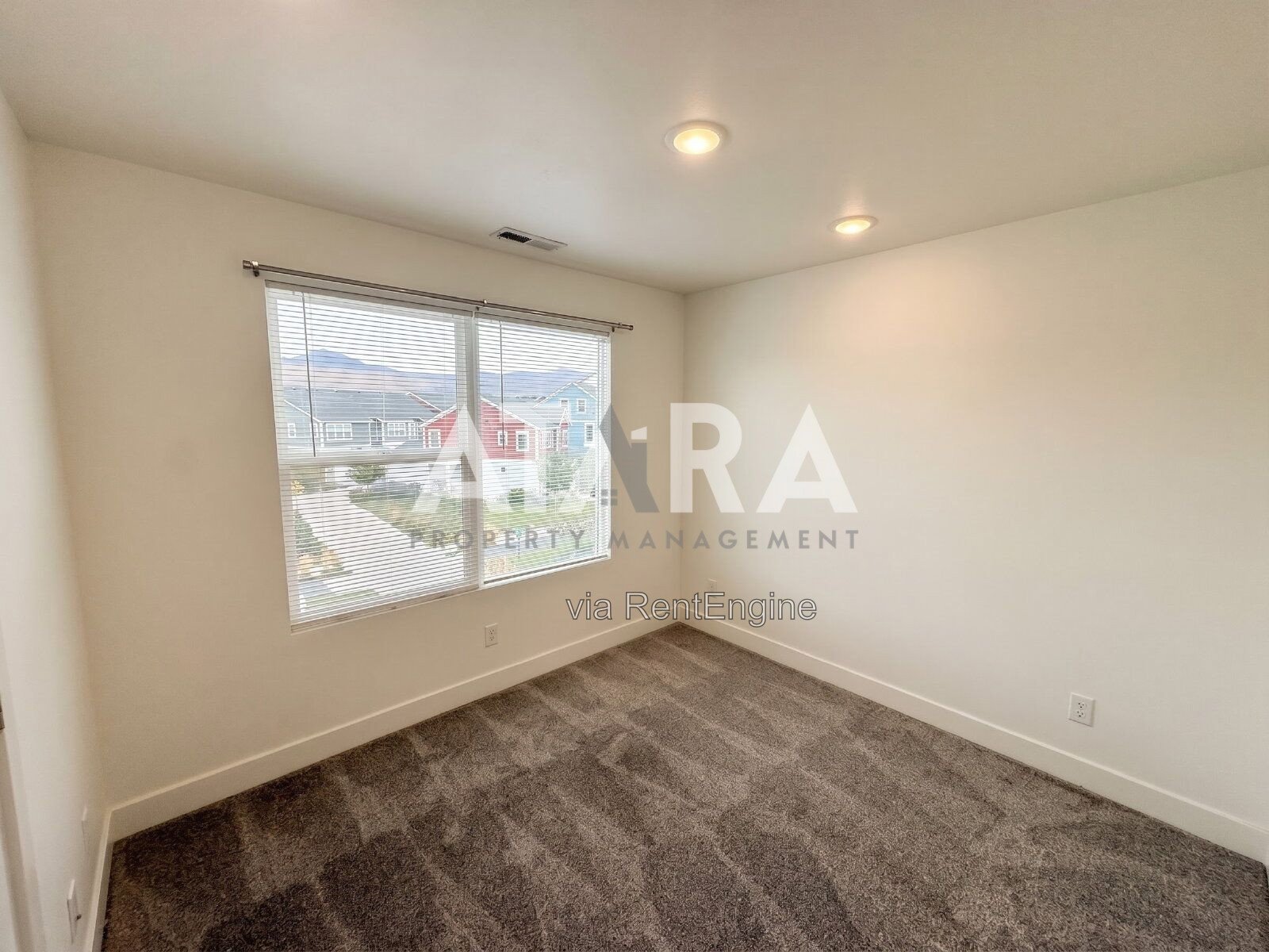 Stunning 3-Bed Townhouse in Desirable South Jordan (Daybreak Area) property image