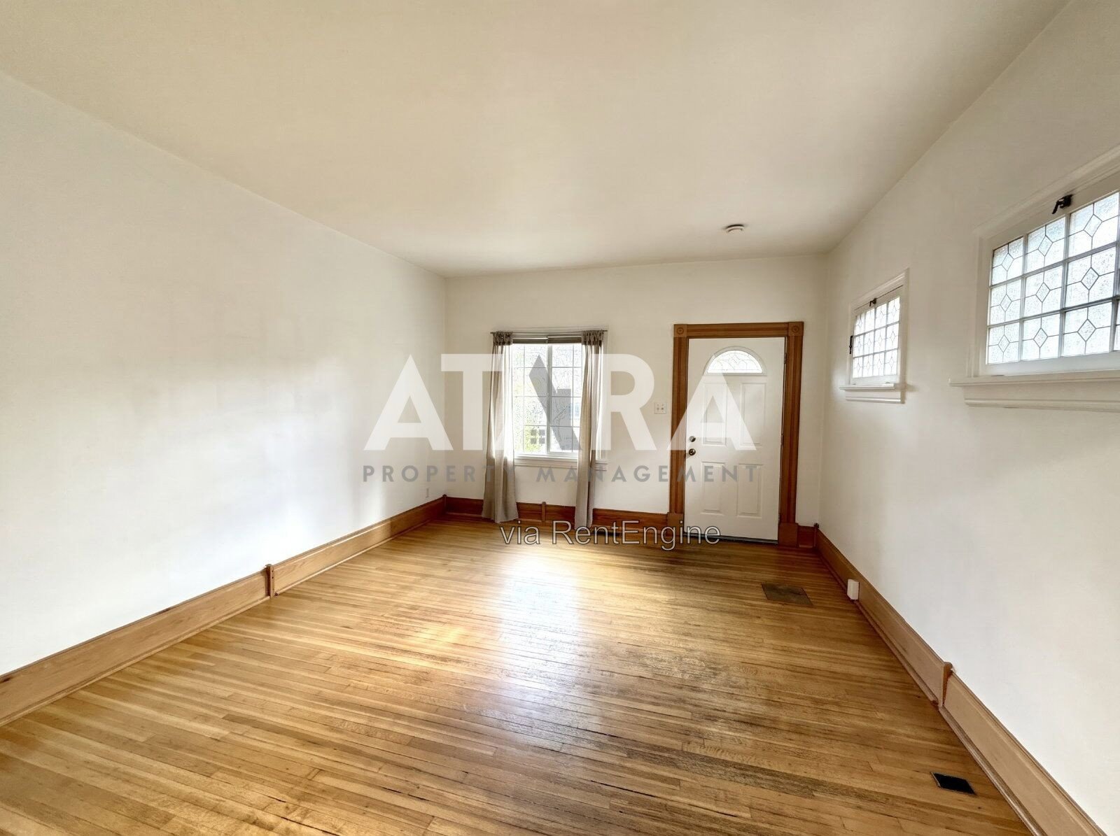 Welcome to your charming new home at 618 South 900 East, a beautifully updated cottage-style duplex situated in the heart of Salt Lake City’s highly sought-after East Central and 9th & 9th districts property image