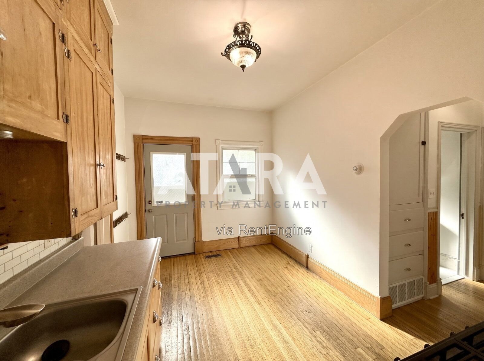 Welcome to your charming new home at 618 South 900 East, a beautifully updated cottage-style duplex situated in the heart of Salt Lake City’s highly sought-after East Central and 9th & 9th districts property image